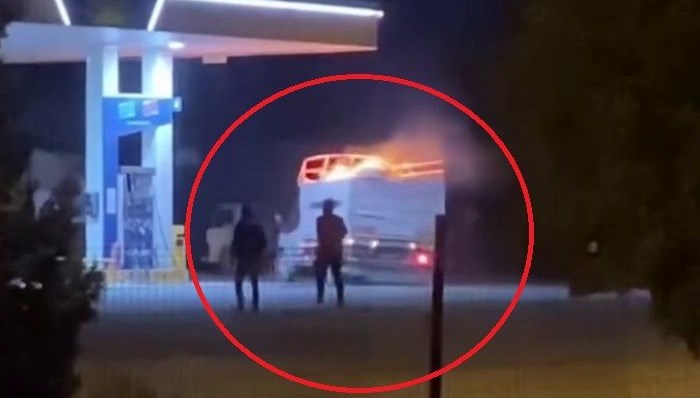 akaryakit istasyonunda panik alev alan kamyonet benzinlige girdi wBcARN4S