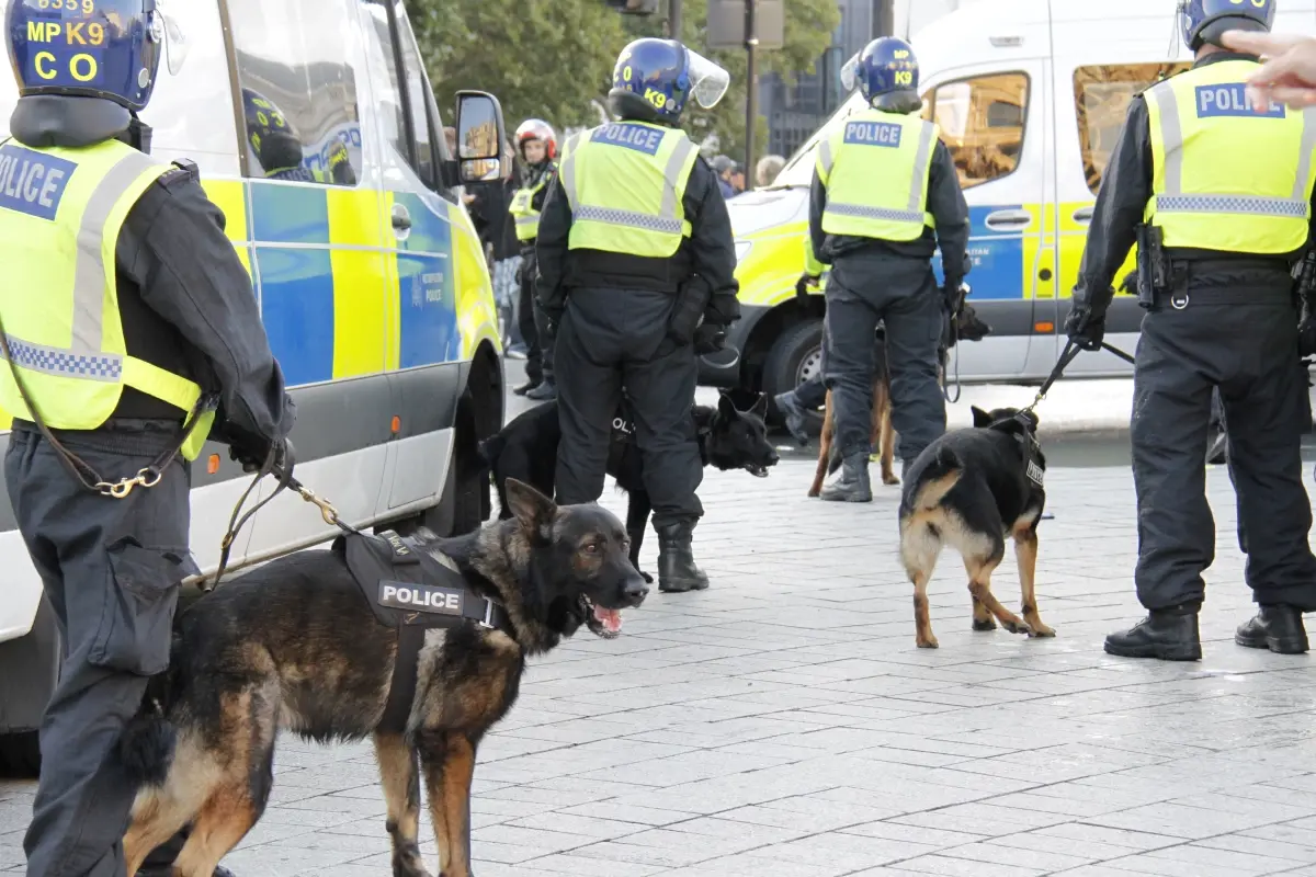 londrada gocmen karsiti eylem 26 polis yaralandi dRITs7b3