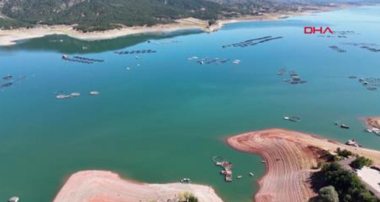 sular cekildi barajin ortasindaki kayalik ortaya cikti 8cBpPDp5