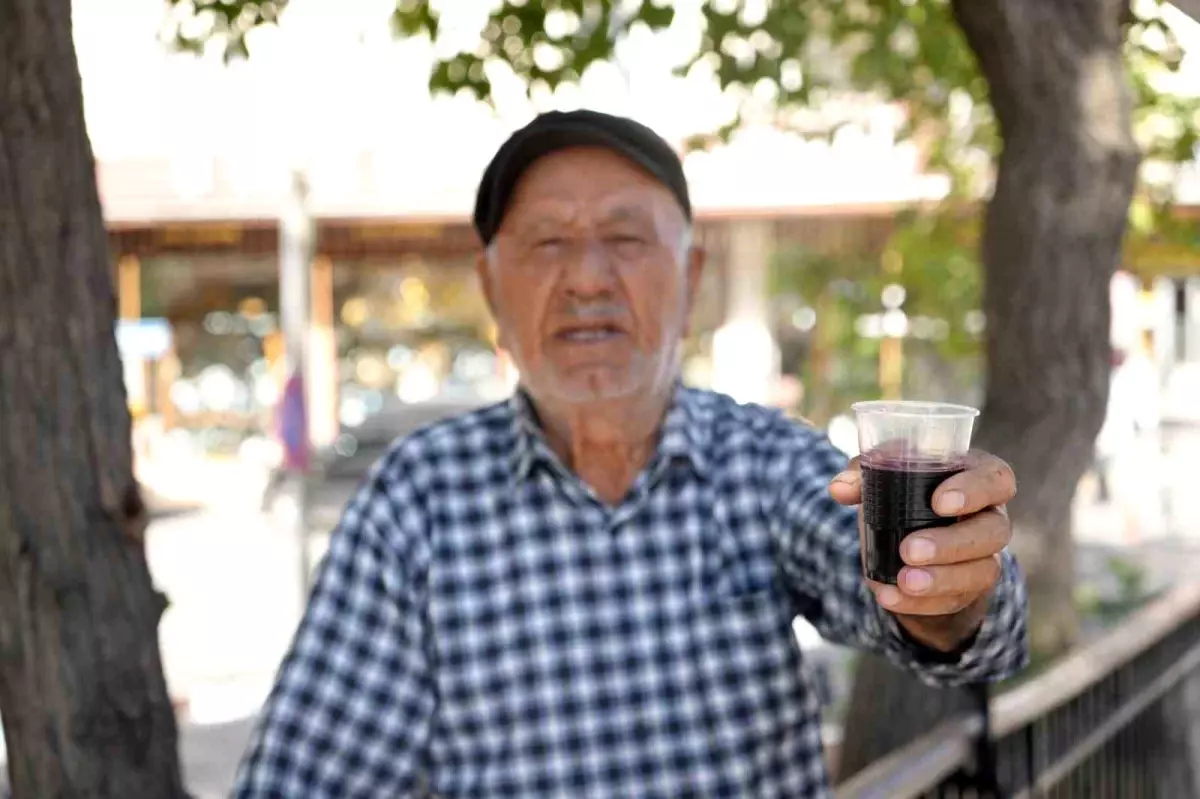 86 yasindaki usta 40 yildir dogal karadut suyu satiyor VJa7JMjR.jpg