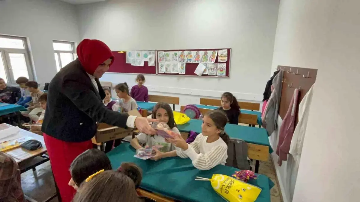 diyarbakirli muhtar dunya kiz cocuklari gununde kiz cocuklarina hediyeler dagitti HEBvYBUL