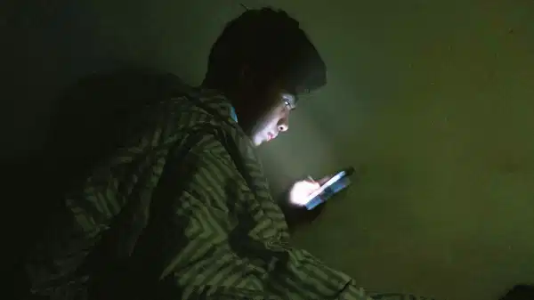 gece telefona bakanlar dikkat sessizce cokertiyor fj6KivlF.jpg