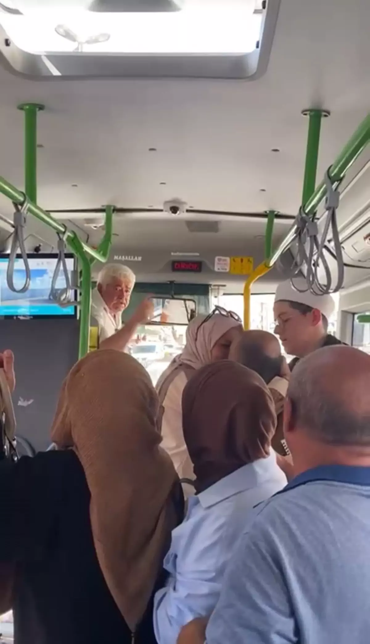 iett otobusunde kavga yolcu ve sofor tartisti LZ68VzJf.jpg