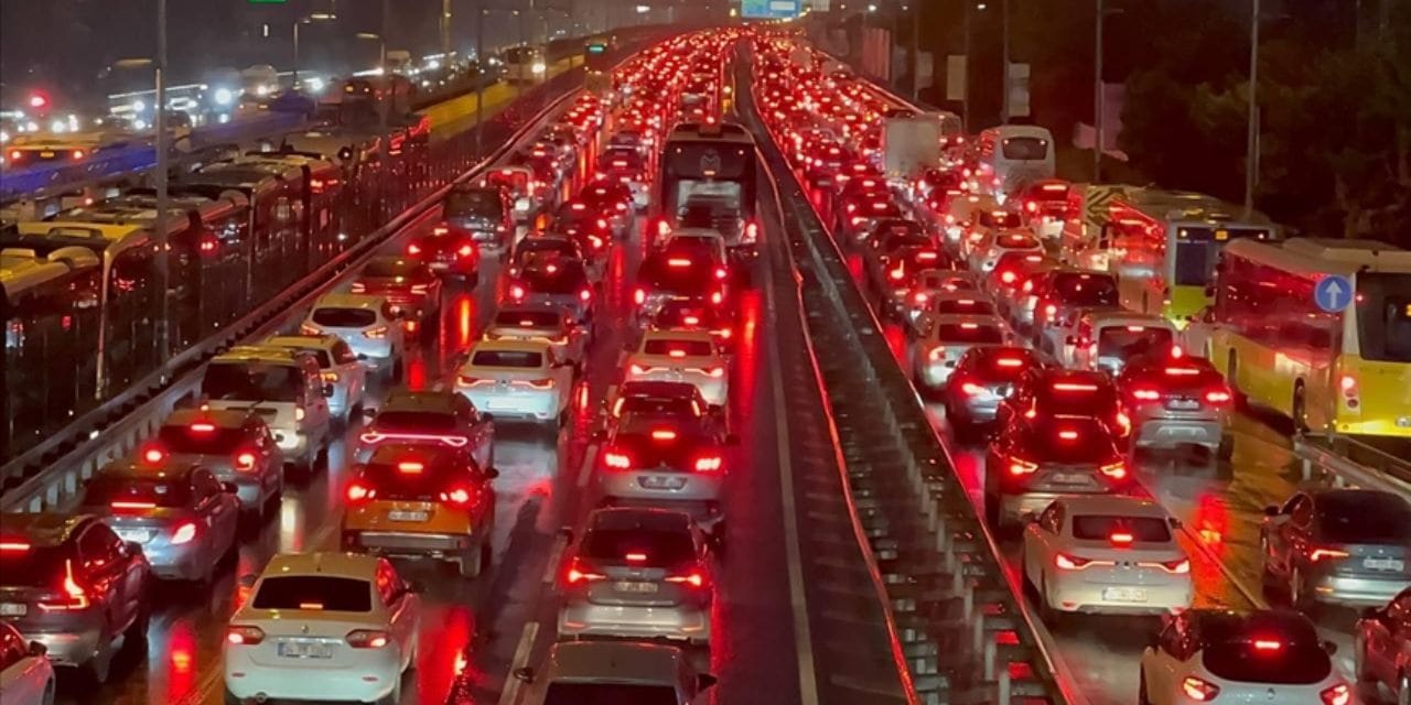 istanbulda trafik kilitlendi bu yollari kulanacaklar dikkat JdZzqBe1.jpg