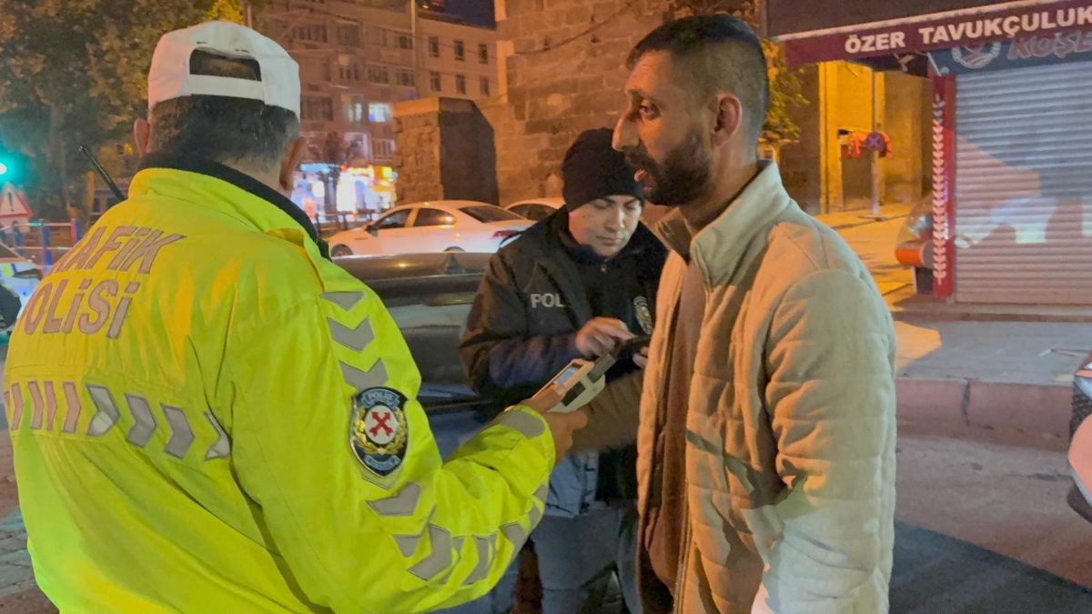 kayseride alkollu surucu kimlik isteyen polise sosyal medya hesabini acti g1SgvMb4.jpg
