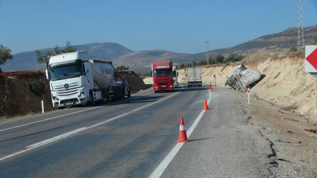 kiliste zincirleme kaza beton mikseri devrildi 4RLFn4tQ.jpg