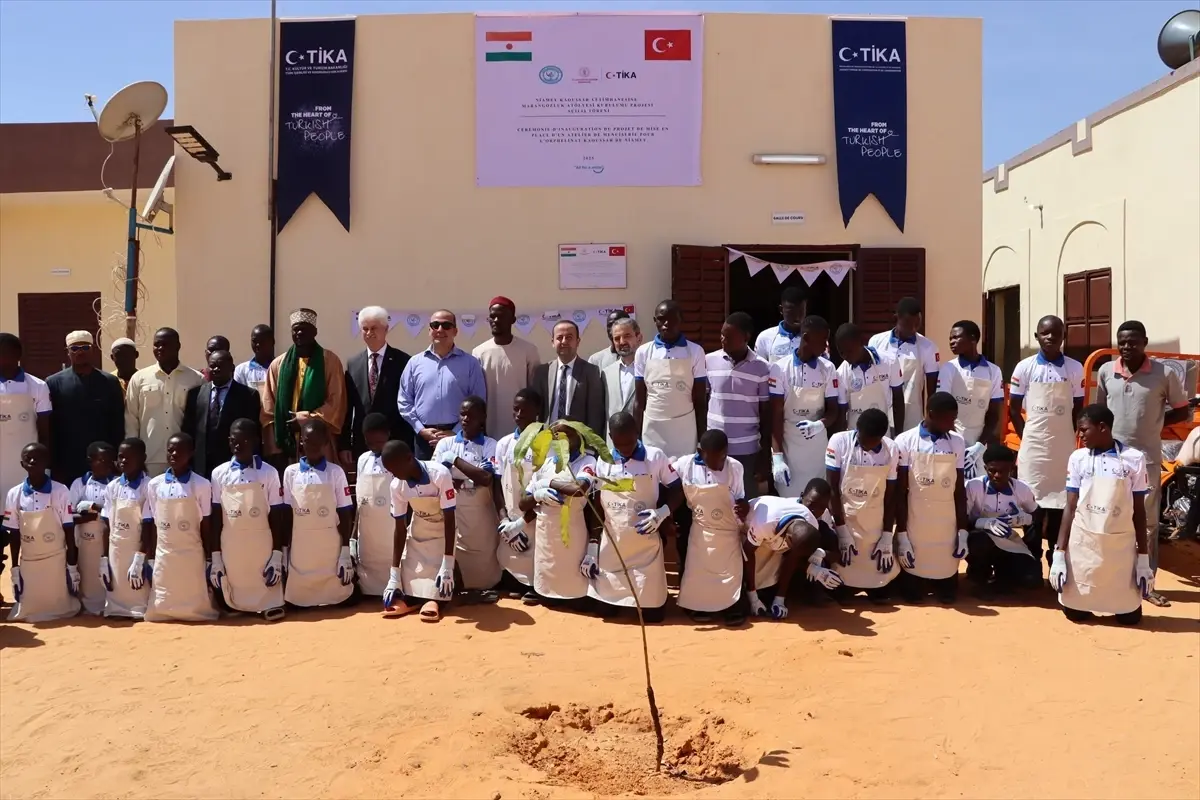 nijerde yetimlere marangozluk egitimi DyYbyE72.jpg