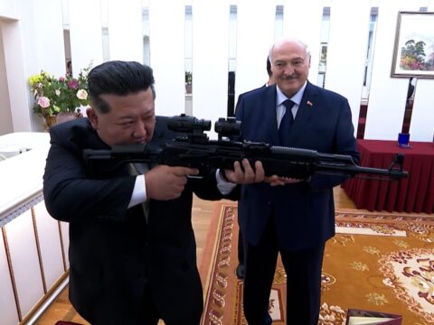 Lukaşenko’dan Kim Jong Un’a Silah Bağışı: “Düşmanlar İçin Hazırlık”