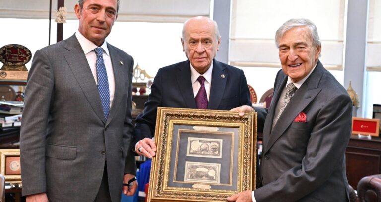 rahmi-koc-ve-ali-koctan-devlet-bahceliye-ziyaret-mukSy491