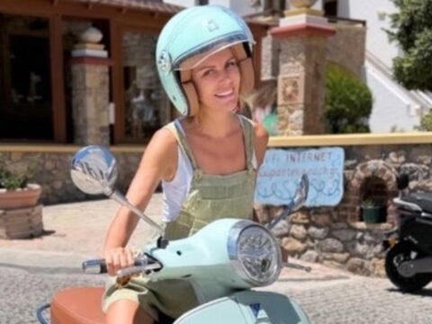 Etel baler tatil tercihi yunan adalarinda tarzini paylasti g5XzgANU